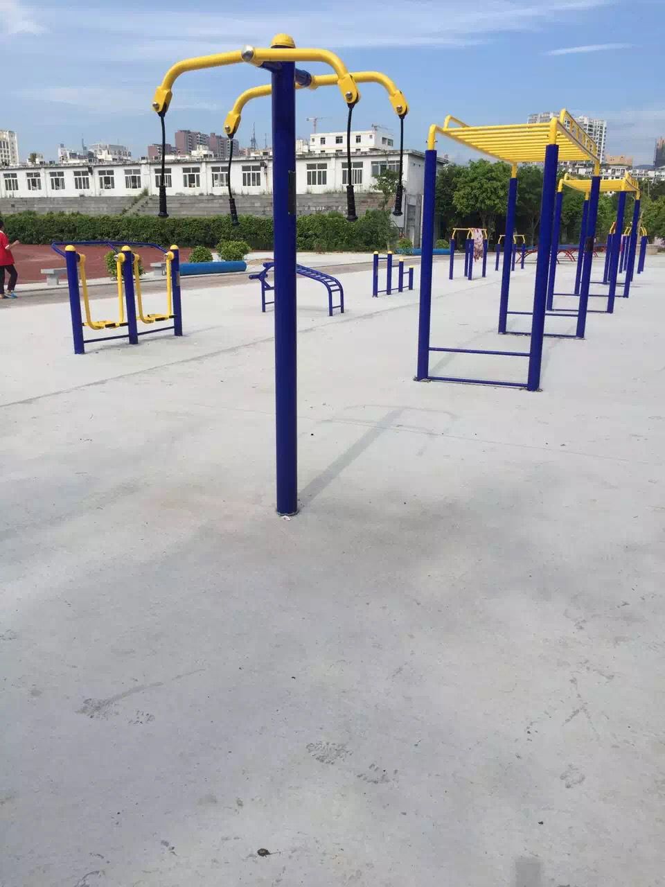 大邑宜达制衣员工活动区-户外健身设施